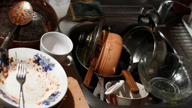 Ce faci după masa de Paşte - cum te lupţi cu un morman de vase murdare. Sfaturi pentru eficienţă