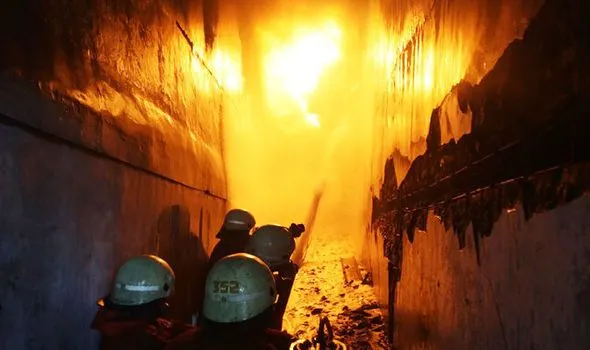 Incendiu uriaş după o scurgere de petrol. Cel puţin 10 morţi 