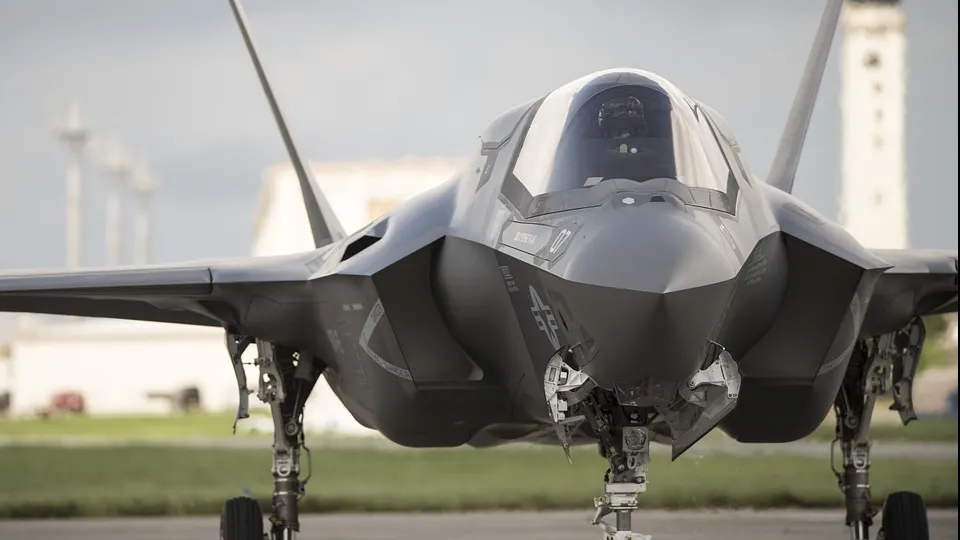 Un avion militar american a aterizat de urgență în Japonia 