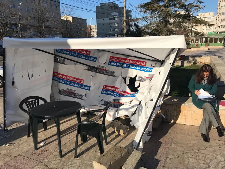 Cortul USR "Fără Penali în Funcţii Publice" din Constanţa, vandalizat: Seidler: "O să vină Poliţia"