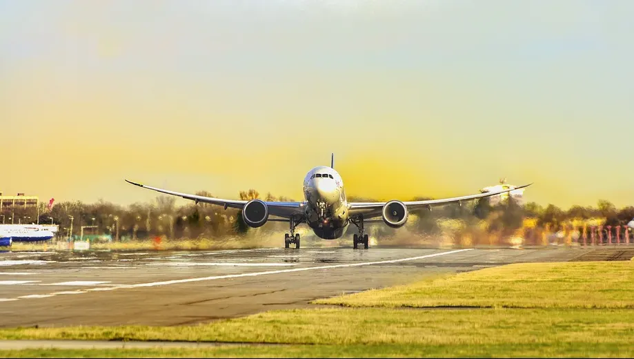 Încă o mare companie aeriană, în grevă. Numeroase zboruri au fost anulate