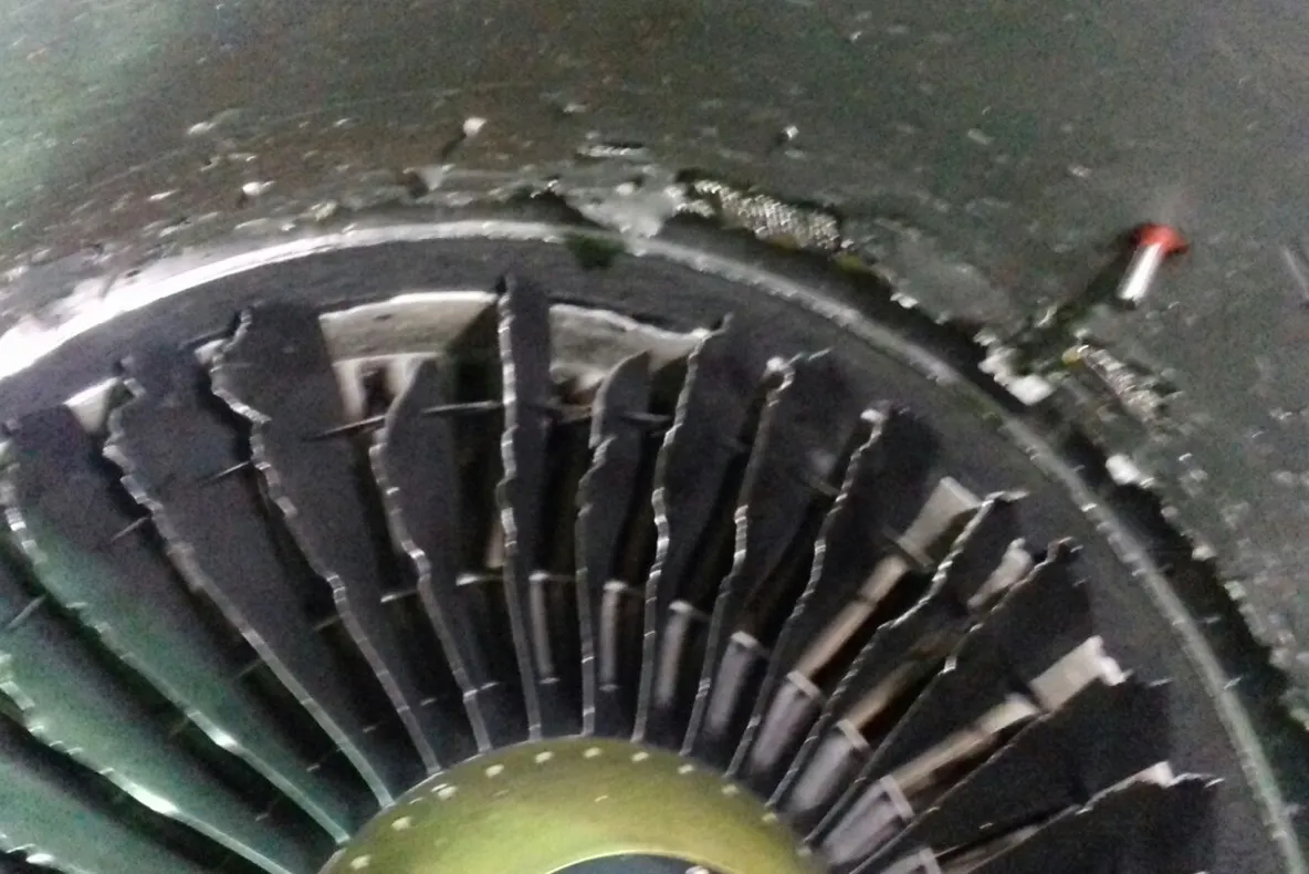 Imagini șocante cu motorul aeronavei Blue Air de la Cluj. Verdict probabil: Impact cu o pasăre