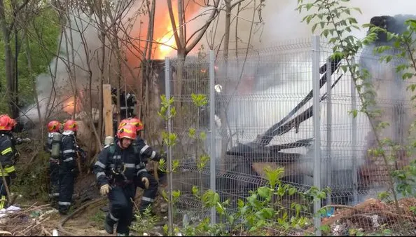 Incendiu puternic în Capitală, la Piaţa Muncii. A ars un depozit de mobilă 