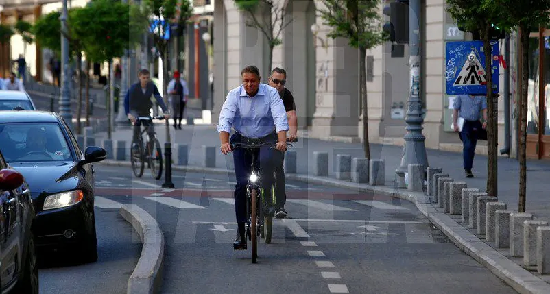 Iohannis, din nou pe bicicletă. A mers la serviciu pe două roți, prin centrul Bucureștiului