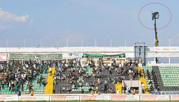 Imaginea zilei în fotbalul mondial! A avut interdicție pe stadion, dar a văzut meciul