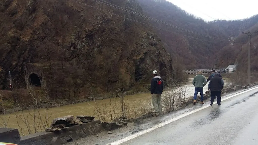 Doi părinţi au murit după ce maşina lor s-a răsturnat în Olt. Fiica lor, scoasă din apă de un martor