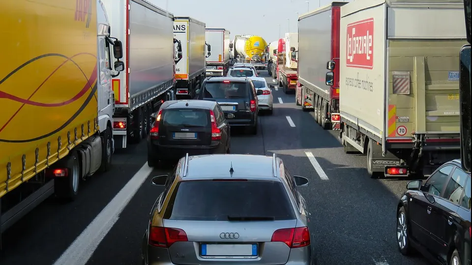 Studiu surprinzător. De ce merg oamenii cu mașina la serviciu chiar dacă e aglomerat