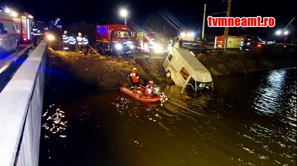 Autoutilitară căzută de pe pod în Neamț: Nouă morți și un rănit  - Imagini șocante