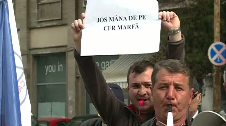 Protest în faţa Ministerului Transporturilor: Şi CFR-işti au ieşit în stradă