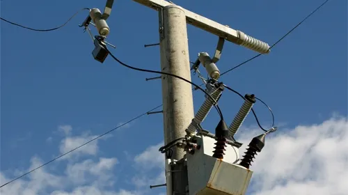 Un copil de 10 a murit după ce s-a electrocutat când juca fotbal