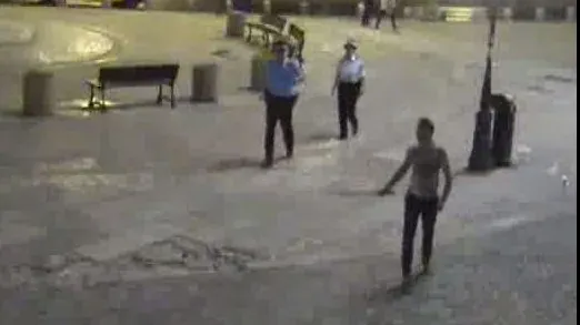 Scene de groază într-o farmacie din București. Un bărbat a dat buzna cu o sabie, farmacistele au fugit - VIDEO