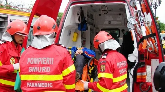Şi-a dat foc pe stradă, după ce s-a certat cu soţia la telefon. Bărbatul a ars ca o torţă