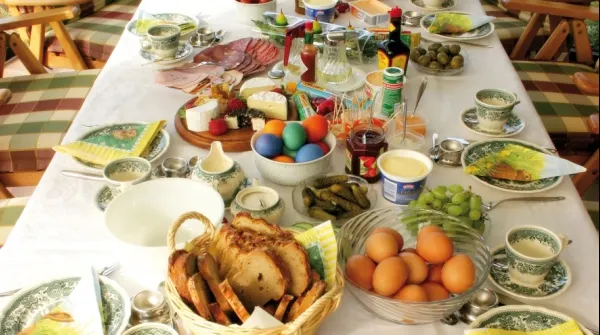 TRADIŢII DE PAŞTE 2018: Ce fel de mâncare nu trebuie să lipsească de pe masa de PAŞTI