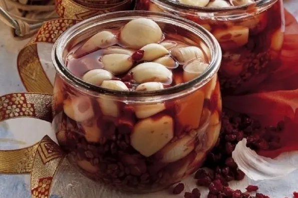 Usturoiul macerat în vin roşu tratează o mulţime de boli. Cum se consumă corect