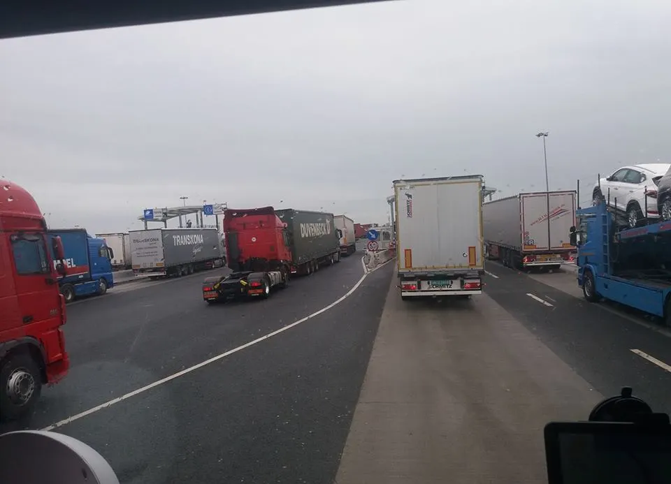 Haos la vama Nădlac. Cozile de TIR-uri se întind pe câţiva kilometri (VIDEO)