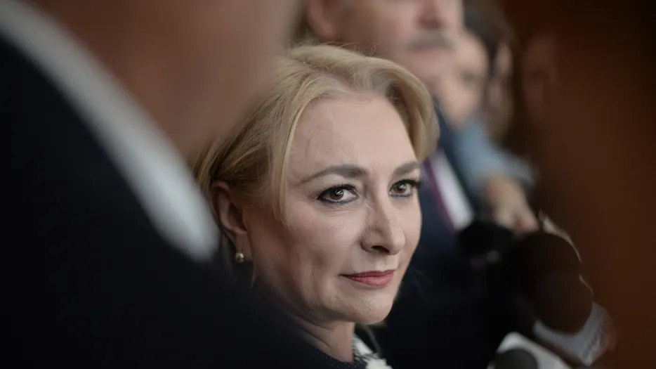 Premierul, "tras de urechi" de școlari: Îi solicităm doamnei prim-ministru să ceară scuze elevilor