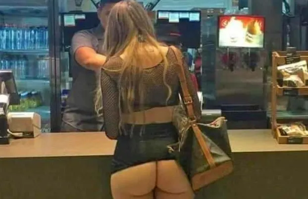Femeie dezbrăcată la McDonald's. A cerut un hamburger, dar a lăsat să se vadă tot tacâmul