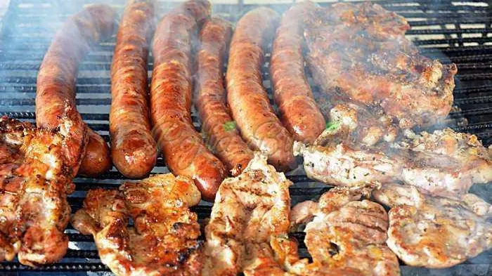 ZIUA MUNCII 2018. Ce greșeli să eviți când faci carne la grătar ca să nu formeze compuși cancerigeni