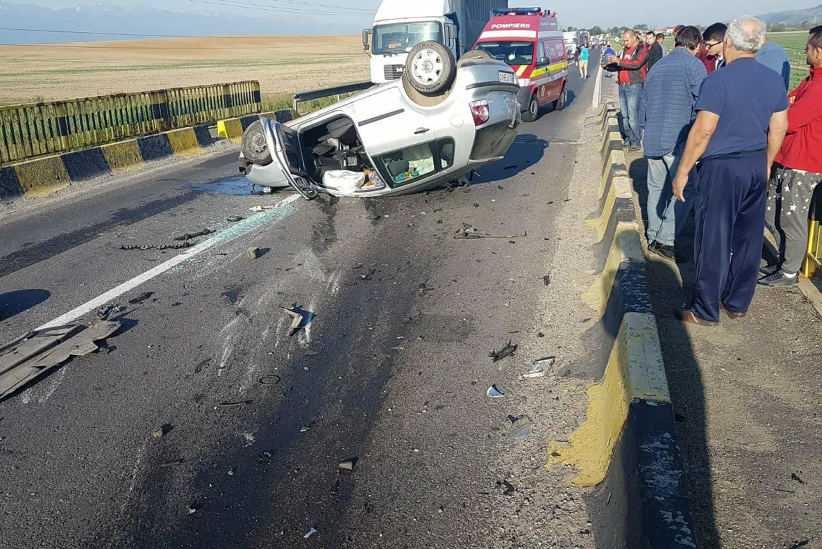 Accident grav pe DN1. Două mașini s-au ciocnit frontal