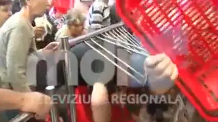 Tradiţional românesc: inaugurare cu sobor de preoţi şi bătaie pentru "promoţíi"  