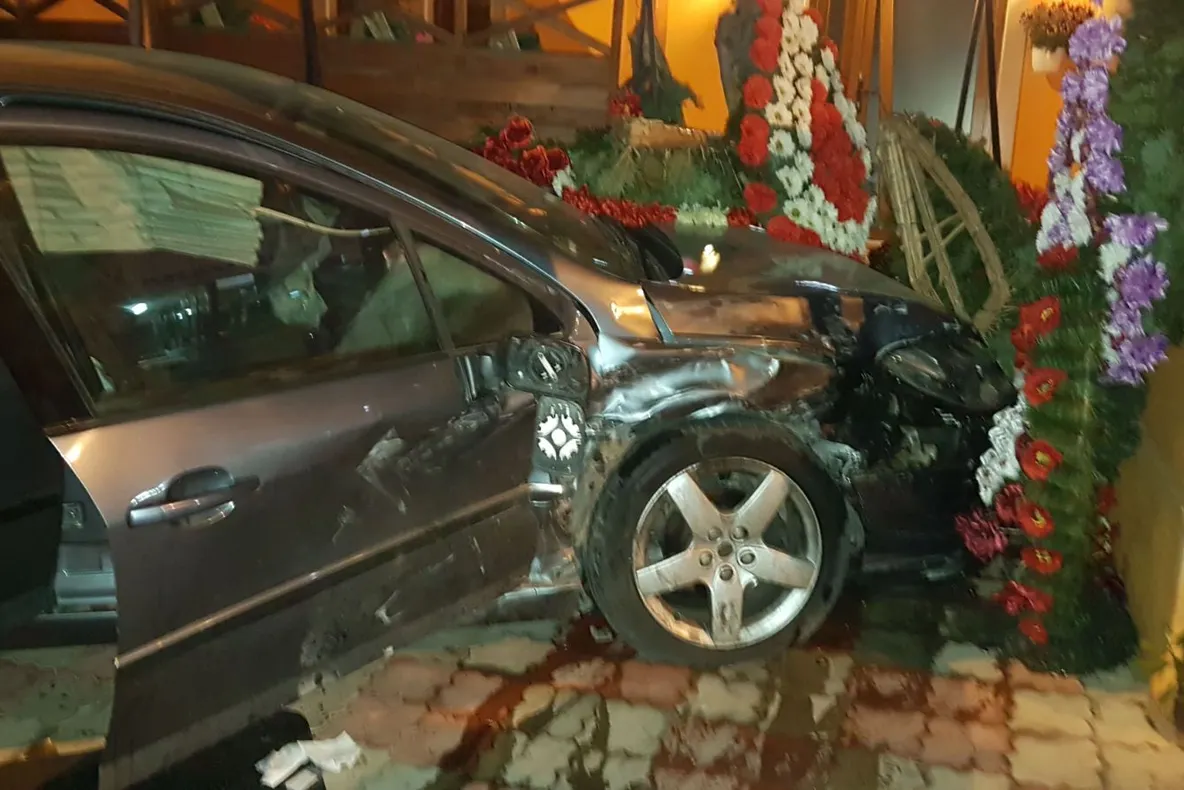 Cu maşina... la pompe funebre. Un tânăr a ajuns cu maşina în magazinul de coroane mortuare