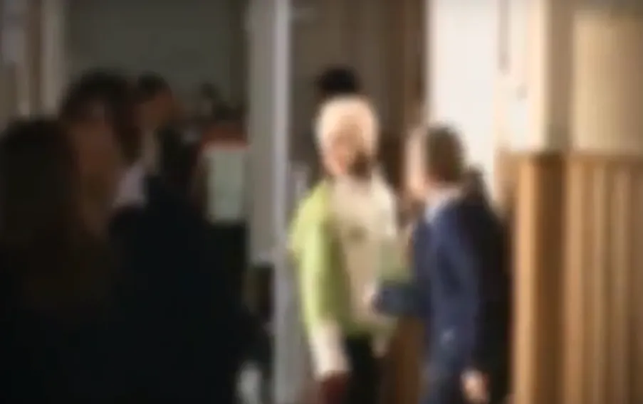 Scenă șocantă într-o primărie din Argeș. Edilul a bruscat o pensionară, supărat că-l filmează - VIDEO