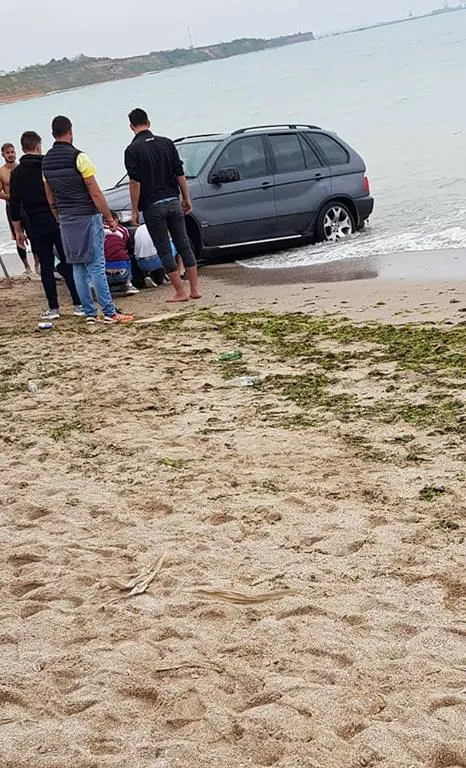 Aroganţă în Vama Veche. Un şofer din Brăila şi-a dus BMW-ul pe plajă, până la valurile mării 