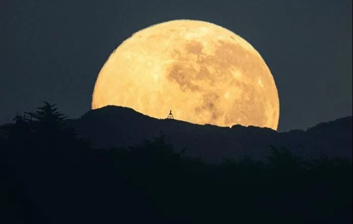Luna plină florală de marți noaptea. Imagini superbe adunate din colțurile lumii 
