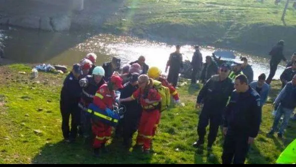 O mașină a plonjat într-un râu. Printre victime se afla și un copil