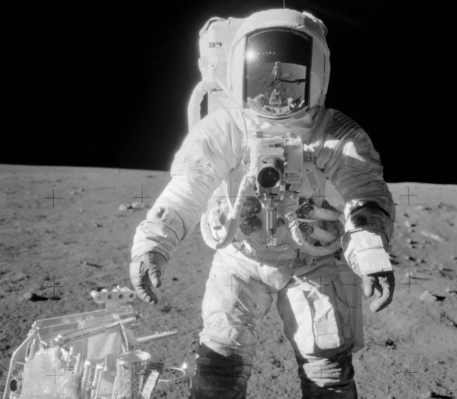 A murit "al patrulea om care a păşit pe Lună"! Misterul celei mai celebre poze lunare