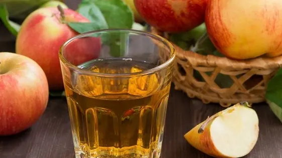 Bea o gură de oţet de mere înainte de culcare. Va face minuni peste noapte!