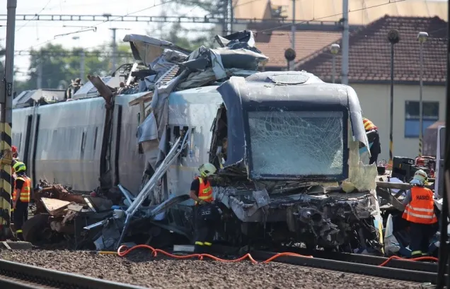 Impact nimicitor între 2 trenuri: 14 oameni, între care şi copii, implicaţi