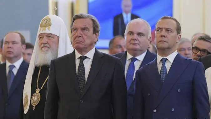 Fostul cancelar Schröder și un șef Stasi, ”aplaudaci” la inaugurarea lui Putin. ”E o rușine!”