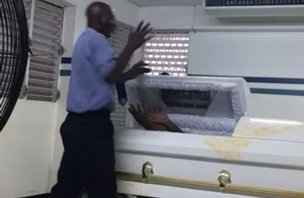 Oroare, când omul de la pompe funebre a deschis sicriul. ”Mortul” a ridicat mâinile și a urlat la el