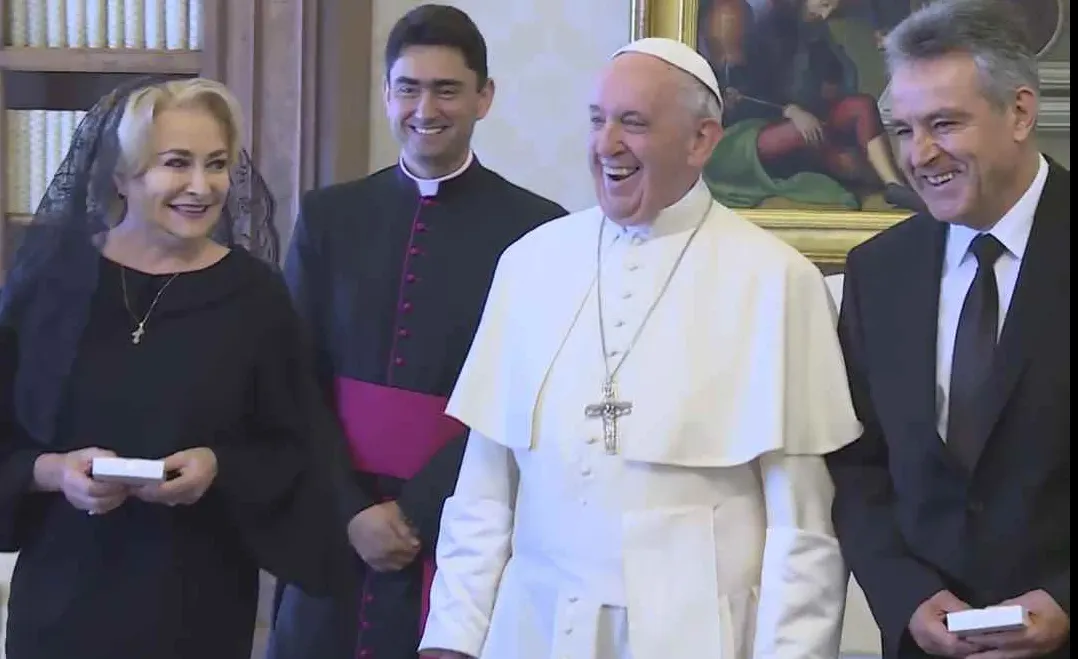Apariţie surprinzătoare lângă Viorica Dăncilă la întâlnirea cu Papa