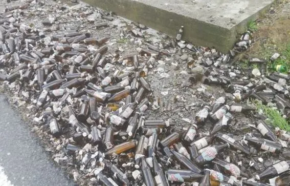 Trafic îngreunat în Dâmbovița, după ce un TIR cu bere s-a răsturnat pe șosea