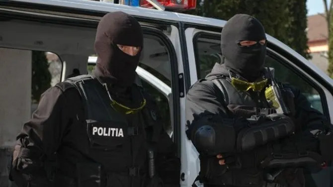 Percheziţii de amploare în Constanța la persoane suspectate de trafic de persoane, proxenetism şi deţinere de droguri