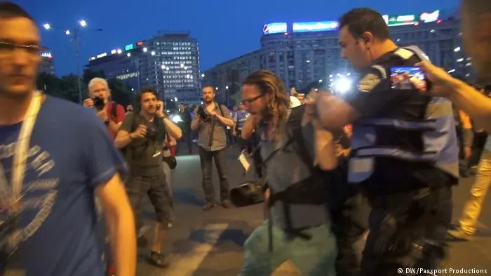 Deutsche Welle compară situația din București cu Zimbabwe: ”Un jurnalist în duba jandarmeriei”