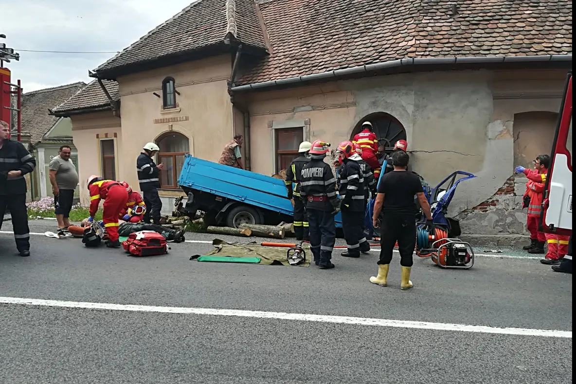 Accident pe DN1. Un camion cu lemne a intrat într-o casă, la Apoldu de Sus