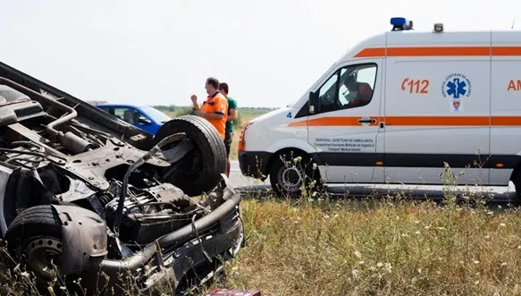 Urmărire ca-n filme, încheiată tragic! Un bărbat, găsit fără suflare lângă maşina făcută zob