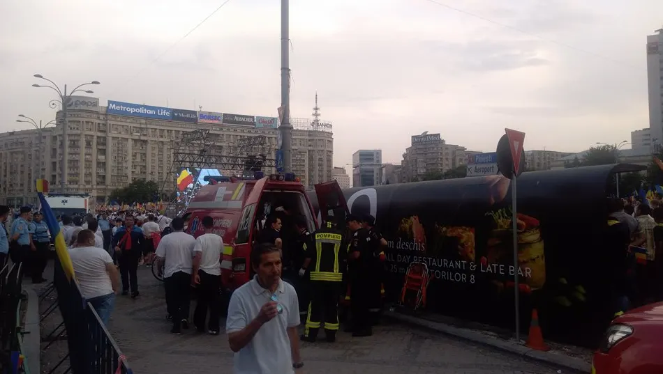 Mitingul PSD face victime. Ambulanţele au trebuit să intre în mulţime să acorde îngrijiri