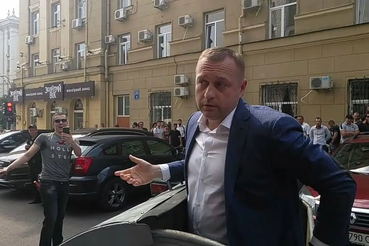 Scene ireale: Un viceprimar din Ucraina a fost aruncat la tomberon de cetățenii furioși