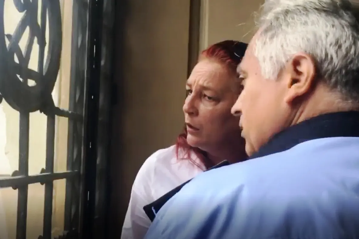 Două femei s-au bătut pe treptele Primăriei Craiova: mama unui elev a lovit un profesor 