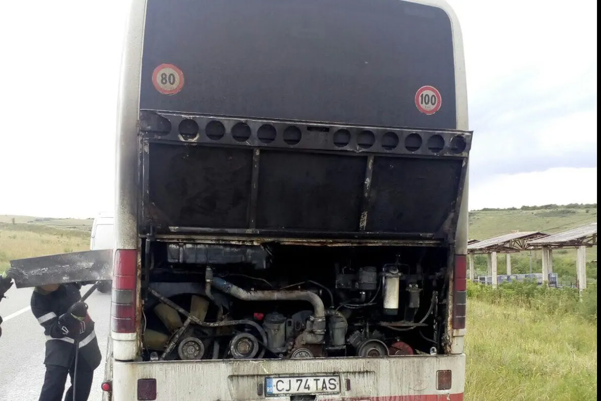 Un autocar a luat foc în mers - 45 de pasageri erau la bord