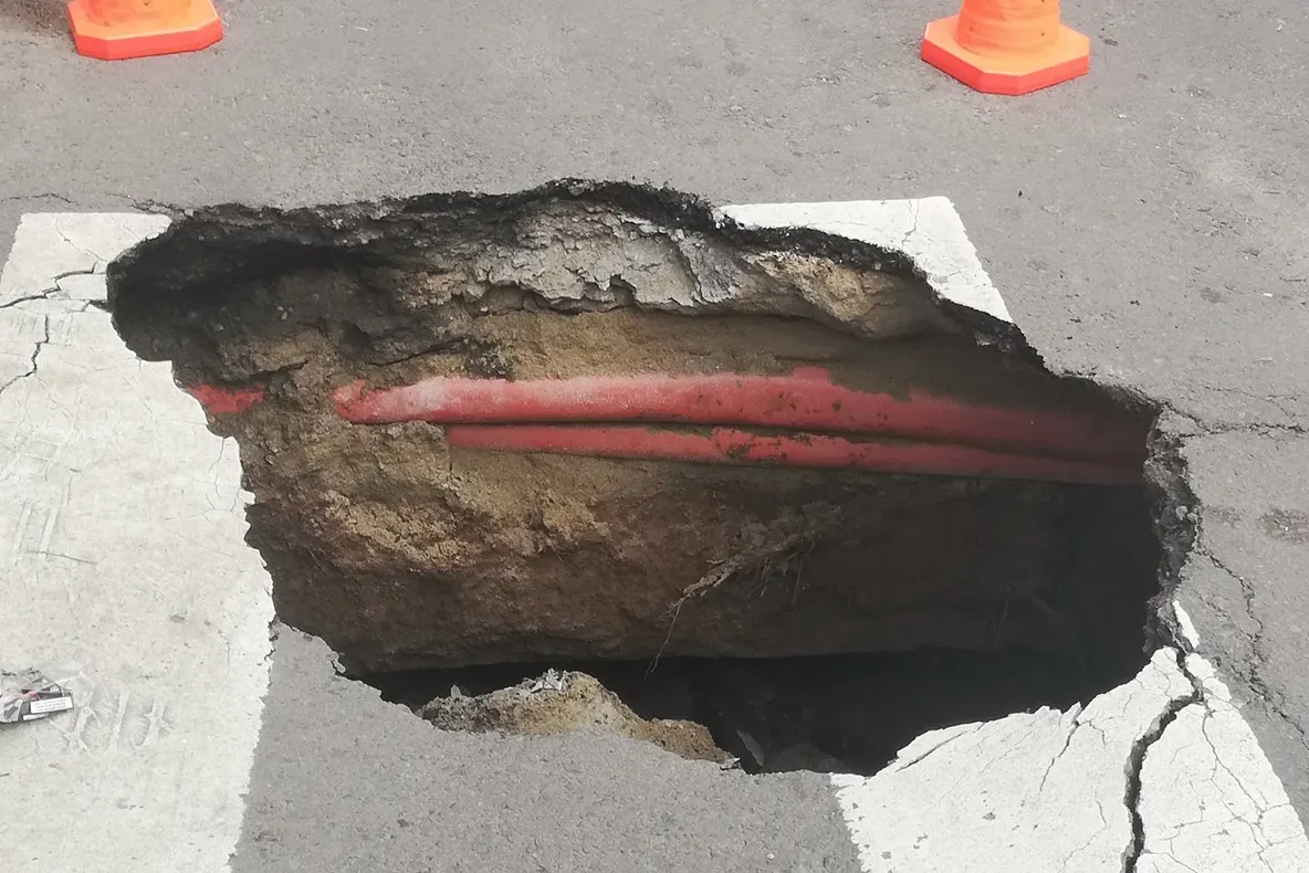 Imagini șocante în București. S-a format un CRATER în centrul orașului