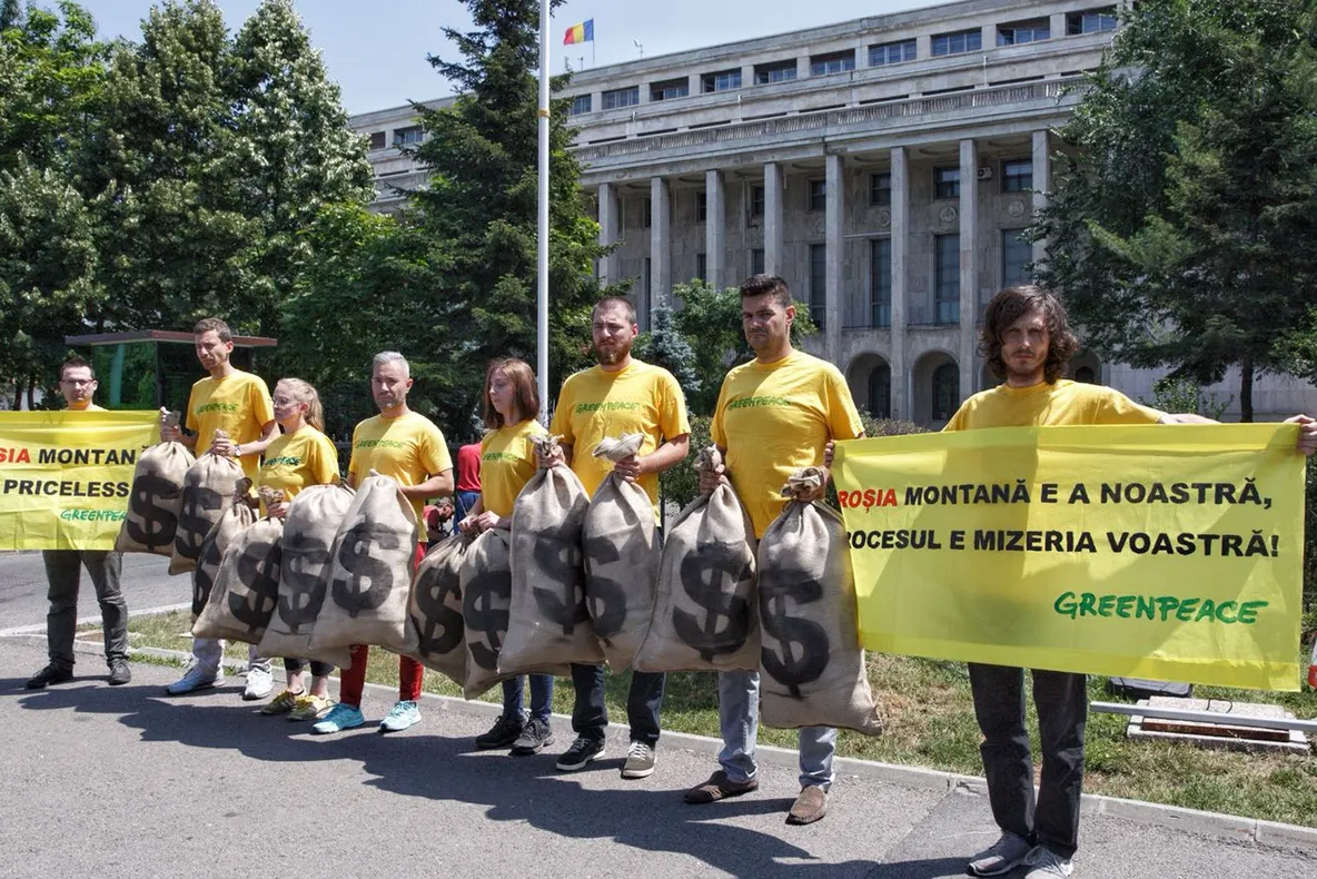 Roșia Montană: Protest surpriză în fața Guvernului