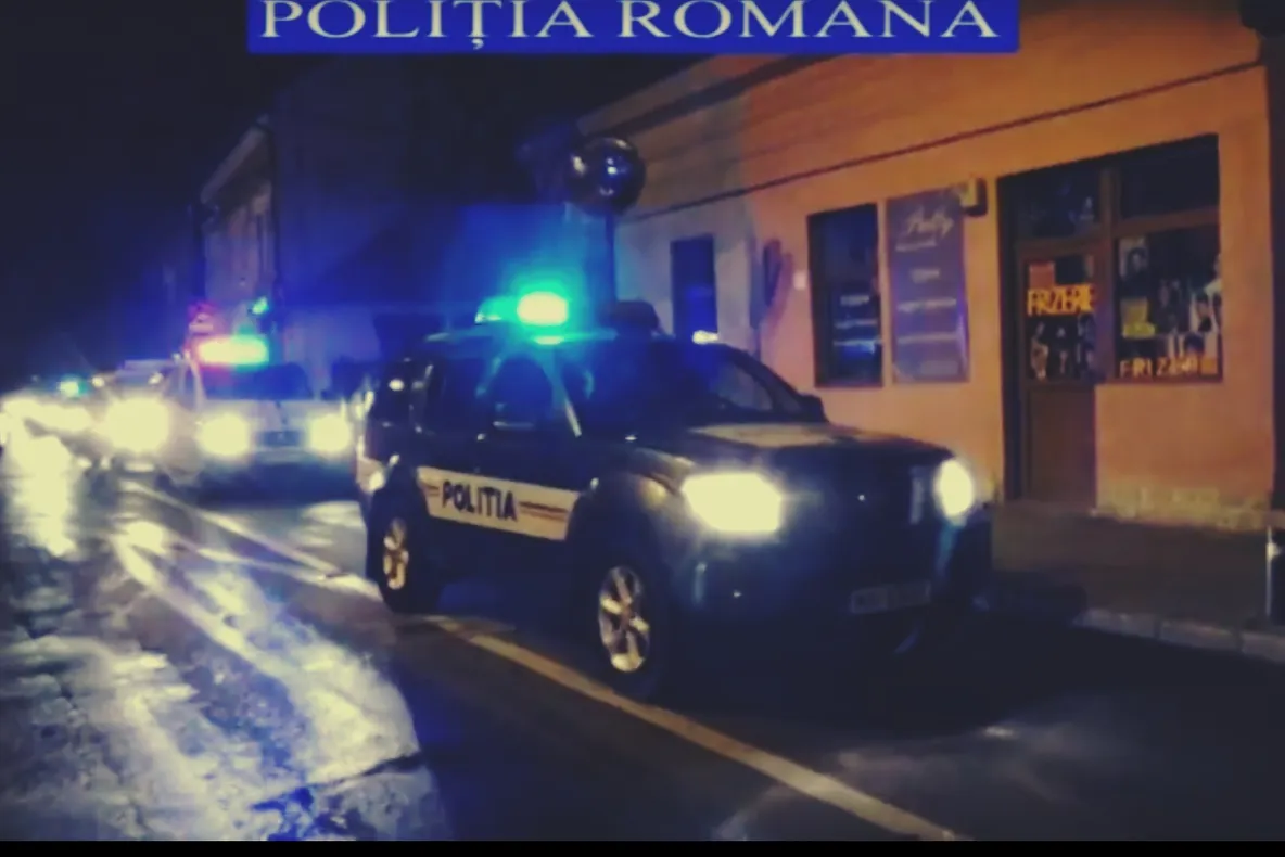 Traficanţi şi consumatori de droguri depistaţi de poliţiştii clujeni, în cadrul unei ample acţiuni