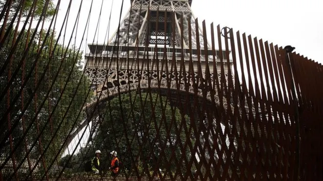 Imagini triste. Ce văd oamenii la Turnul Eiffel din Paris