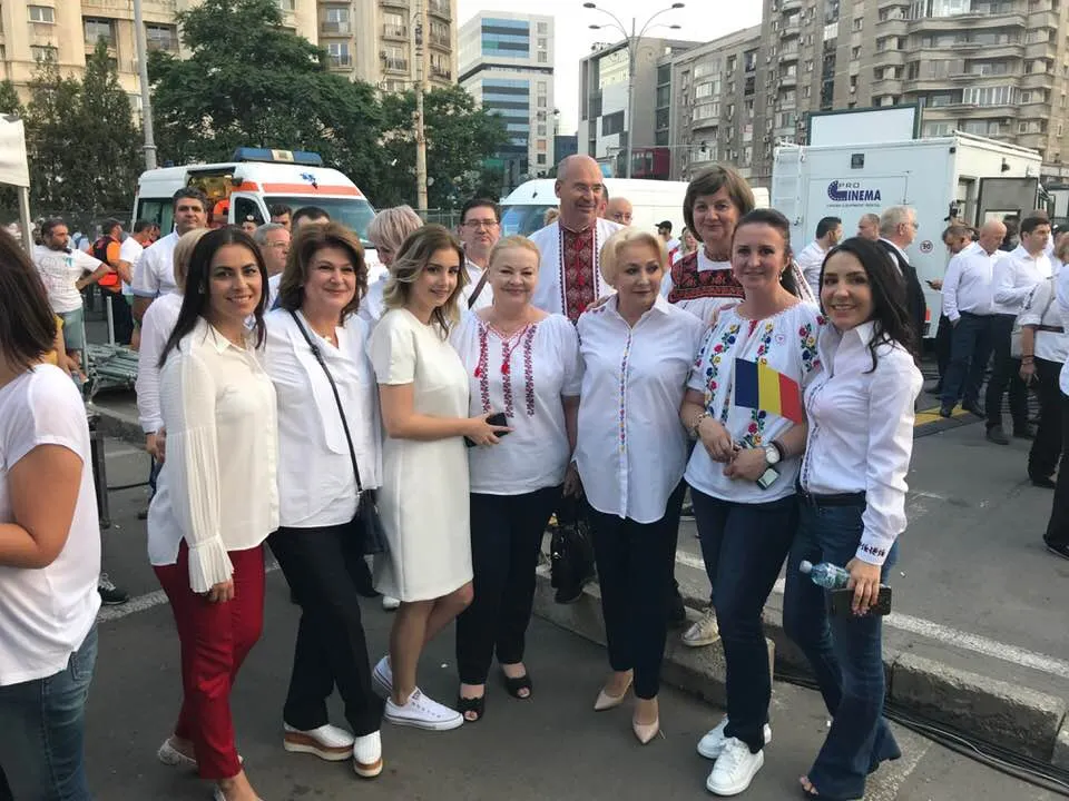 Mintingul PSD. Cum s-au pozat femeile cu funcţii mari în partid. Iubita lui Dragnea, între ele