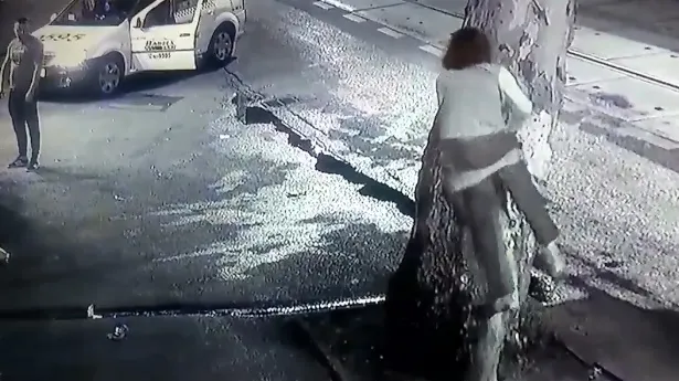 Şocant: femei bătută cu bestialitate, în plină stradă, nimeni nu intervine